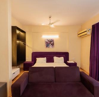 Gomti Nagar Apartment | Relax at Skystay: Family-Friendly with Pool Access