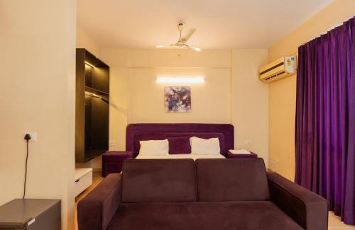 Gomti Nagar Apartment | Relax at Skystay: Family-Friendly with Pool Access