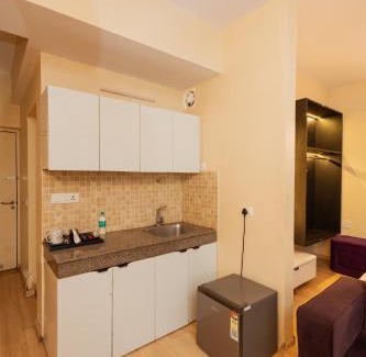 Gomti Nagar Apartment | Relax at Skystay: Family-Friendly with Pool Access