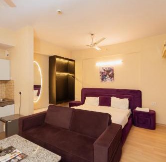 Gomti Nagar Apartment | Relax at Skystay: Family-Friendly with Pool Access
