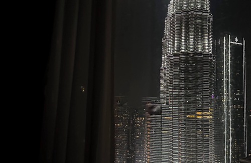 Kuala Lumpur City Centre Apartment | Pet-Friendly Stay at Skysuites KLCC with Scenic Views