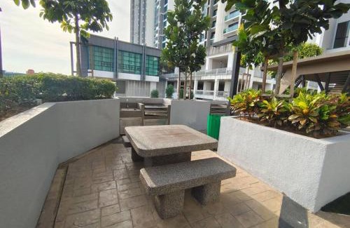Bukit Indah Apartment | Affordable Skytree A0802: Enjoy Netflix & Pool Access