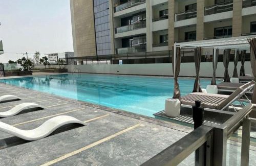 Al Rigga Apartment | SkyView: Unwind in a Budget-Friendly Retreat