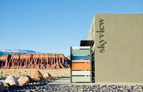 Torrey Hotel | Skyview Hotel: Guest Rated 9.8 with Pet-Friendly Amenities