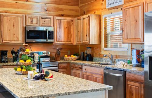 Sevierville Ski Chalet | Relaxing Retreat at Skyview Serenity with Pool & Hot Tub