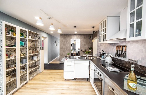 Bad Ems House | Skyview Retreat: Family-Friendly with Pool and Spa Access