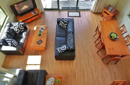 Kangaroo Valley House | Discover SkyView Villa: Oceanfront Bliss with Top Amenities