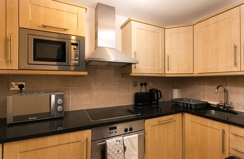 Oakleigh Apartment | Cozy 2 Bed Apartment with Balcony in New Barnet
