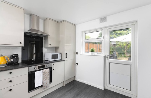 Shephall Apartment | Cozy 2-Bed Hydean Way House with Garden and Amenities