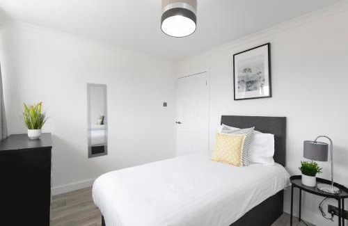Stevenage House | Skyvillion - Cozy 3-Bed House in Stevenage with Garden
