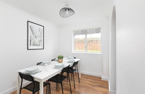 Stevenage House | Skyvillion - Cozy 3-Bed House in Stevenage with Garden