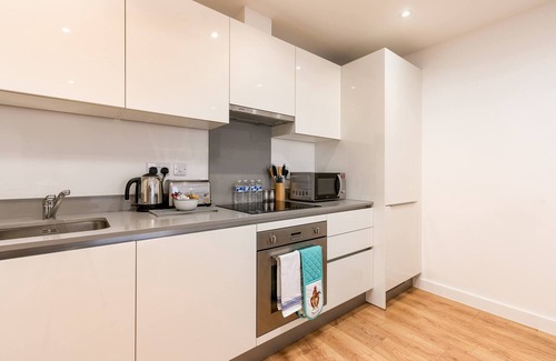 Grange Apartment | Skyvillion - Family-Friendly Retreat with Balcony in Enfield