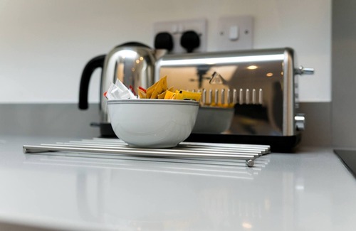 Grange Apartment | Skyvillion - Family-Friendly Retreat with Balcony in Enfield