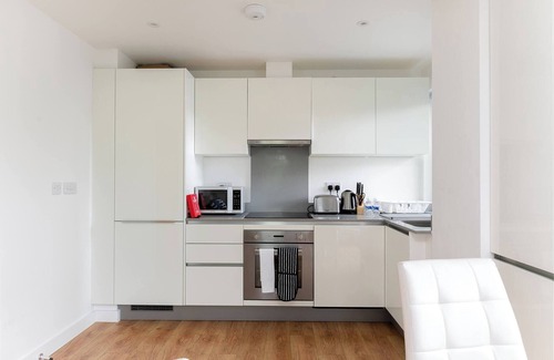 Grange Apartment | Skyvillion: Cozy 1-Bedroom with Balcony in Enfield