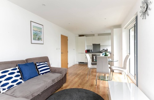 Grange Apartment | Skyvillion: Cozy 1-Bedroom with Balcony in Enfield