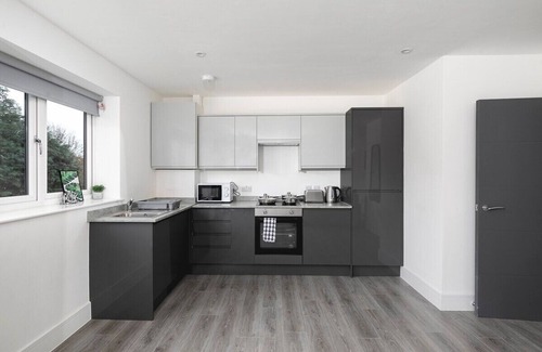 Enfield House | Cozy Skyvillion Vineyard Court 1-Bedroom with Balcony
