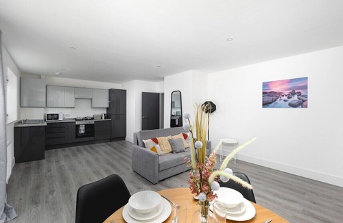 Enfield House | Cozy Skyvillion Vineyard Court 1-Bedroom with Balcony