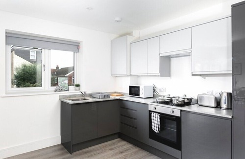 Enfield House | Cozy Skyvillion Vineyard Court 1-Bedroom with Balcony