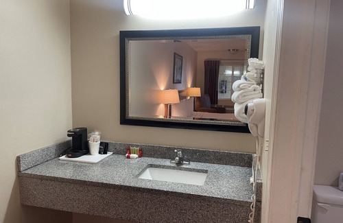 SeaTac Hotel | Discover Comfort at Skyway Inn SeaTac with Pool & Spa