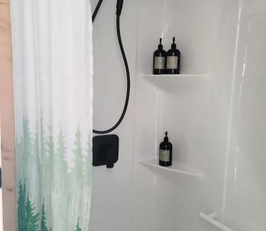Ucluelet House | Cozy Slack Tide Suite – Guest Rated 8.7 for Comfort