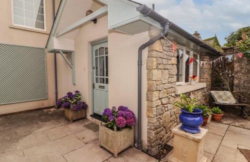 Southerndown House | Unforgettable Stay at Slade Cottage - 4-Star & Pet Friendly
