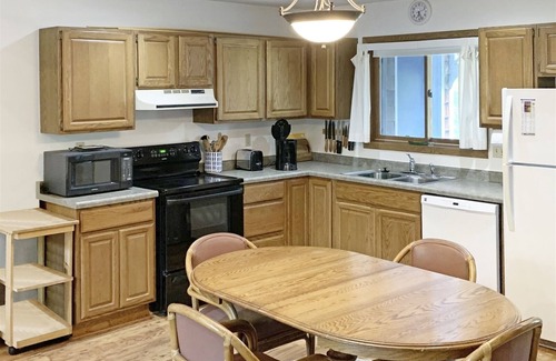 La Pointe House | Cozy Cottage Near Downtown La Pointe with Screened Porch