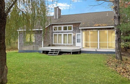 La Pointe House | Cozy Cottage Near Downtown La Pointe with Screened Porch