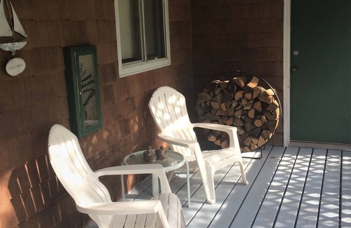 La Pointe House | Cozy Cottage Near Downtown La Pointe with Screened Porch