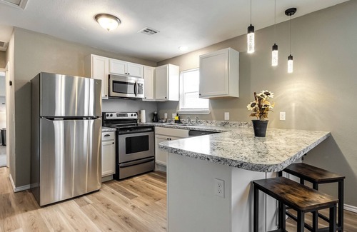 Bartlesville Apartment | Modern 1 Bd Remodeled Apt in Downtown - Guest Rated 10/10