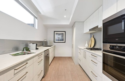 Kangaroo Point Apartment | Stylish 1-Bedroom Retreat with Rooftop Pool & City Views