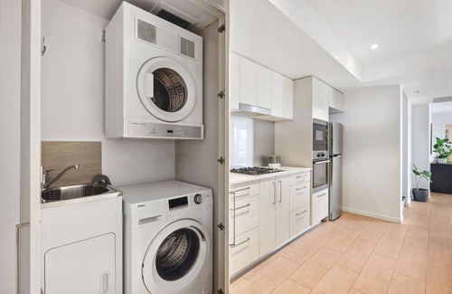 Kangaroo Point Apartment | Stylish 1-Bedroom Retreat with Rooftop Pool & City Views