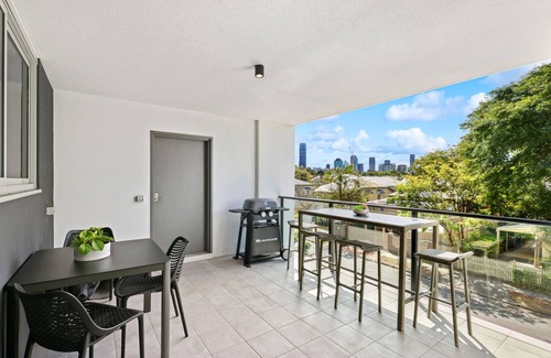 Kangaroo Point Apartment | Stylish 1-Bedroom Retreat with Rooftop Pool & City Views