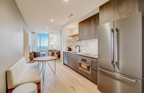 Rainey Street Historic District Condo | Stylish 15th-Floor Condo with Rooftop Pool and Prime Location