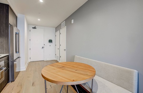 Rainey Street Historic District Condo | Stylish 15th-Floor Condo with Rooftop Pool and Prime Location