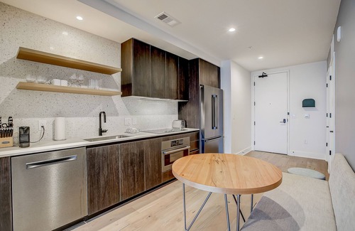 Rainey Street Historic District Condo | Stylish 15th-Floor Condo with Rooftop Pool and Prime Location