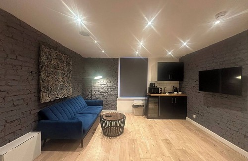 Yiewsley Apartment | Sleek 1BD Retreat Near Heathrow and Elizabeth Line