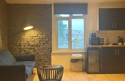 Yiewsley Apartment | Sleek 1BD Retreat Near Heathrow and Elizabeth Line