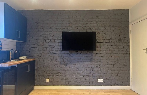 Yiewsley Apartment | Sleek 1BD Retreat Near Heathrow and Elizabeth Line