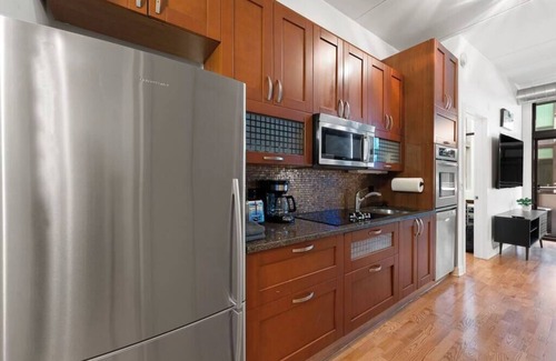 West Loop Apartment | Modern 2 Bed, 2 Bath Condo in Trendy Fulton Market