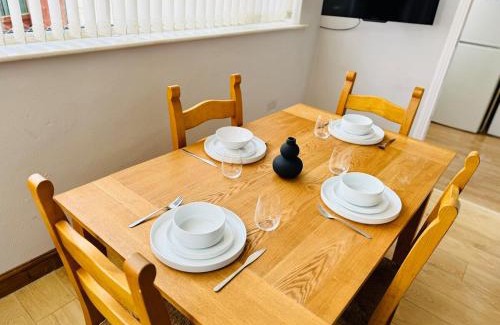 Bramcote House | Sleek 4BR Home - Lace Market, Uni, QMC, City Centre & M1 - Sleeps 8