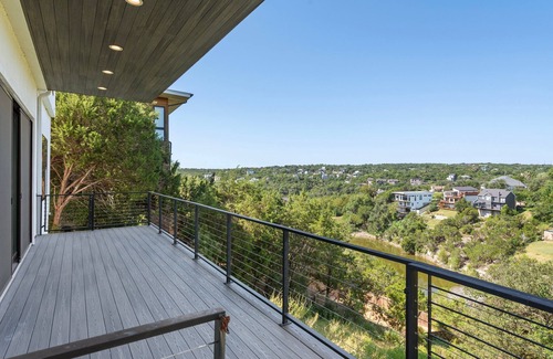 Apache Shores House | Sleek and Modern Home in Austin - 30 Day+ Rental