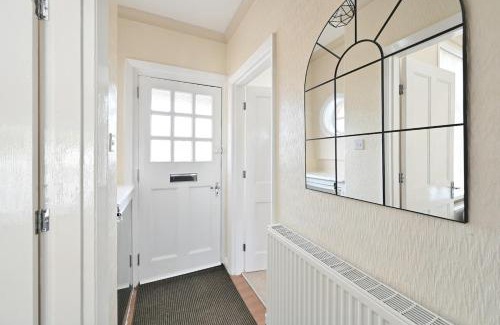 Bolton House | Sleek and Stylish 3 Bed in Bolton-Garden-Parking