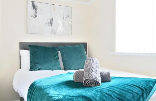 Bolton House | Sleek and Stylish 3 Bed in Bolton-Garden-Parking