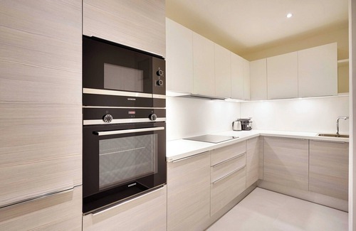 Levallois-Perret Apartment | Sleek apartment in Levallois-Perret