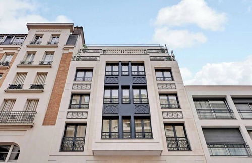 Levallois-Perret Apartment | Sleek apartment in Levallois-Perret