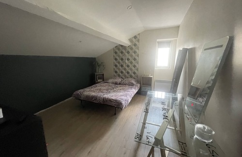 Saint-Symphorien-d'Ozon Bed & Breakfast | Sleek bedroom