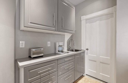 Manchester Apartment | Bright & Inviting 1st Floor Studio with Pet-Friendly Perks