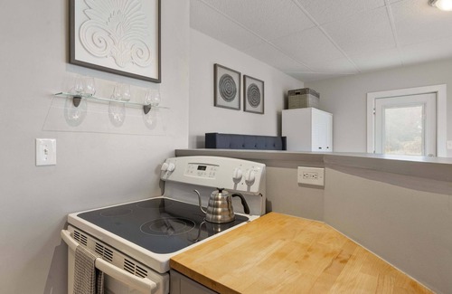 Manchester Apartment | Bright & Inviting 1st Floor Studio with Pet-Friendly Perks