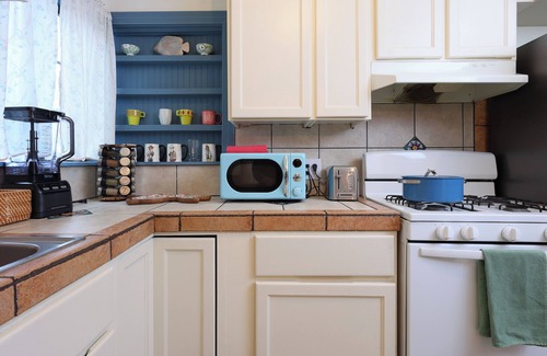 Santa Ana Apartment | Elegant Broadway 2B2B Flat with Spa & Breakfast Included