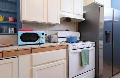 Santa Ana Apartment | Elegant Broadway 2B2B Flat with Spa & Breakfast Included